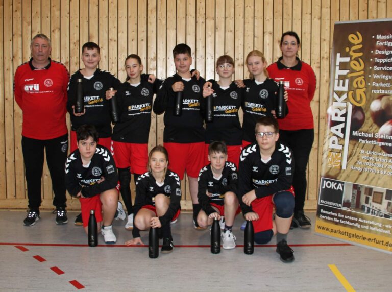 Übergabe der Spende an die Abteilung Faustball des ESV Lok Erfurt von der Parkettgalerie Steinmetz