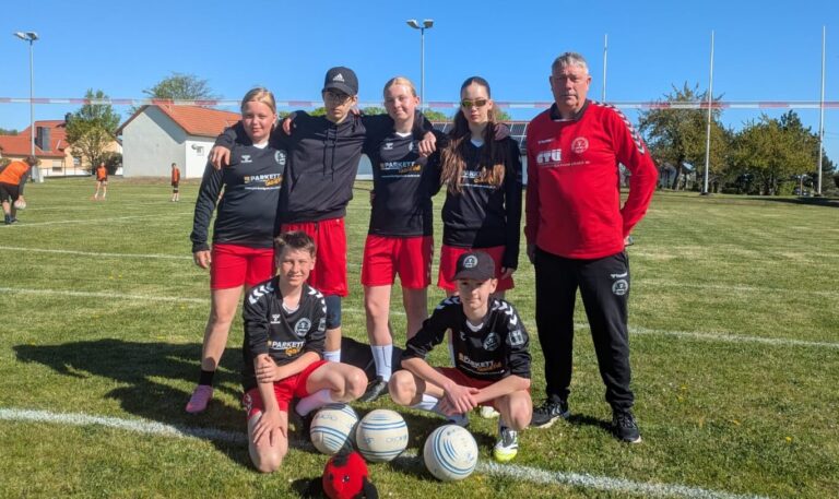 Faustballmannschaft des ESV Lok Erfurt Siegessicher.
